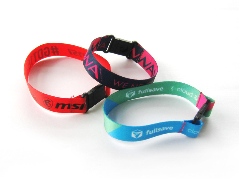 Wristband with safety buckle